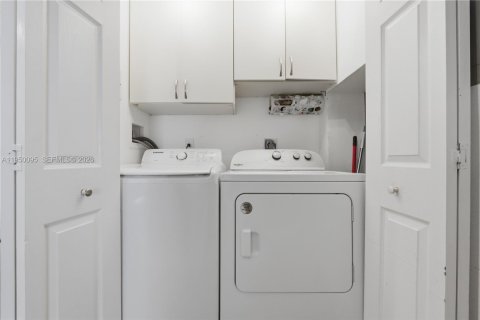 Townhouse in Miramar, Florida 2 bedrooms, 107.12 sq.m. № 2011753 - photo 10