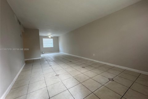 Condo in Miami, Florida, 2 bedrooms  № 2011660 - photo 4