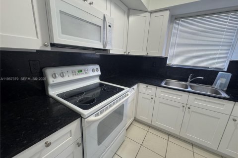 Condo in Miami, Florida, 2 bedrooms  № 2011660 - photo 2