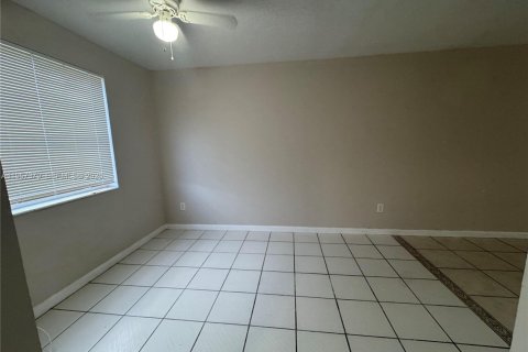 Condo in Miami, Florida, 2 bedrooms  № 2011660 - photo 3