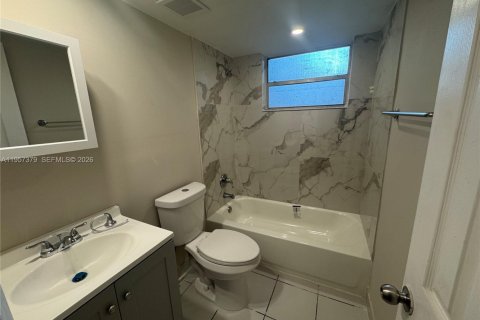 Condo in Miami, Florida, 2 bedrooms  № 2011660 - photo 8