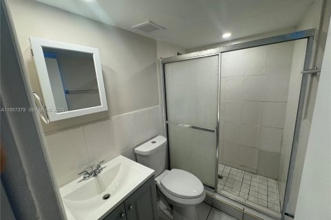 Condo in Miami, Florida, 2 bedrooms  № 2011660 - photo 9