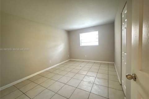 Condo in Miami, Florida, 2 bedrooms  № 2011660 - photo 5