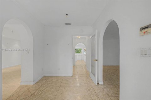 House in Palmetto Bay, Florida 9 bedrooms, 638.7 sq.m. № 2017405 - photo 5