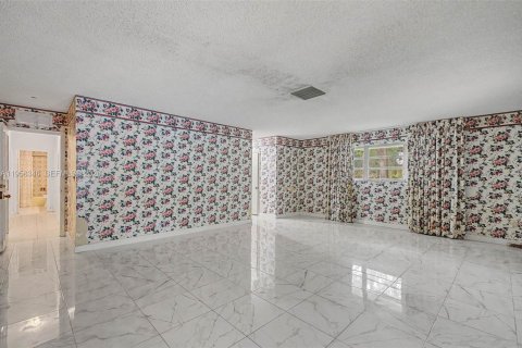 House in Palmetto Bay, Florida 9 bedrooms, 638.7 sq.m. № 2017405 - photo 13