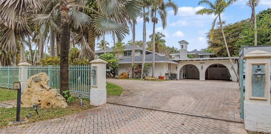 House in Palmetto Bay, Florida 9 bedrooms, 638.7 sq.m. № 2017405