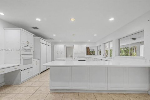House in Palmetto Bay, Florida 9 bedrooms, 638.7 sq.m. № 2017405 - photo 10