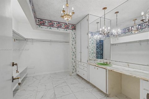 House in Palmetto Bay, Florida 9 bedrooms, 638.7 sq.m. № 2017405 - photo 14