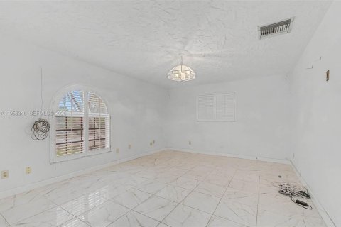 House in Palmetto Bay, Florida 9 bedrooms, 638.7 sq.m. № 2017405 - photo 24