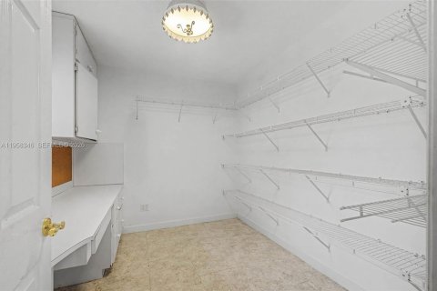 House in Palmetto Bay, Florida 9 bedrooms, 638.7 sq.m. № 2017405 - photo 19