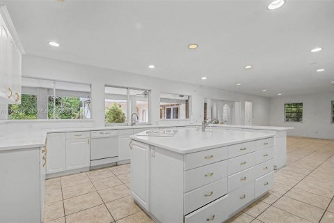 House in Palmetto Bay, Florida 9 bedrooms, 638.7 sq.m. № 2017405 - photo 9