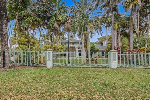 House in Palmetto Bay, Florida 9 bedrooms, 638.7 sq.m. № 2017405 - photo 3