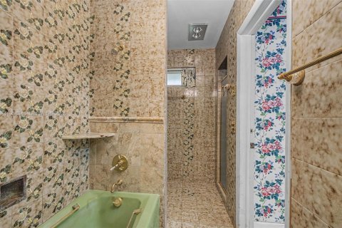 House in Palmetto Bay, Florida 9 bedrooms, 638.7 sq.m. № 2017405 - photo 15