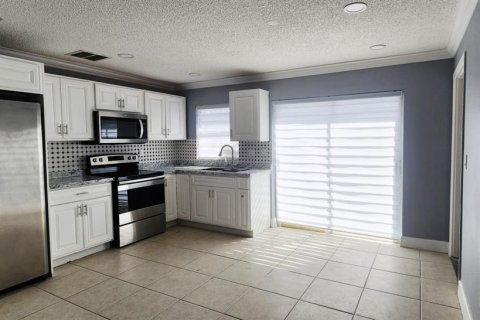 House in New Port Richey, Florida 2 bedrooms, 90.67 sq.m. № 2109128 - photo 3
