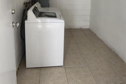 House in New Port Richey, Florida 2 bedrooms, 90.67 sq.m. № 2109128 - photo 11