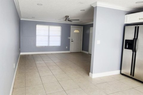 House in New Port Richey, Florida 2 bedrooms, 90.67 sq.m. № 2109128 - photo 2