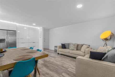 Condo in North Miami, Florida, 2 bedrooms  № 1834196 - photo 1