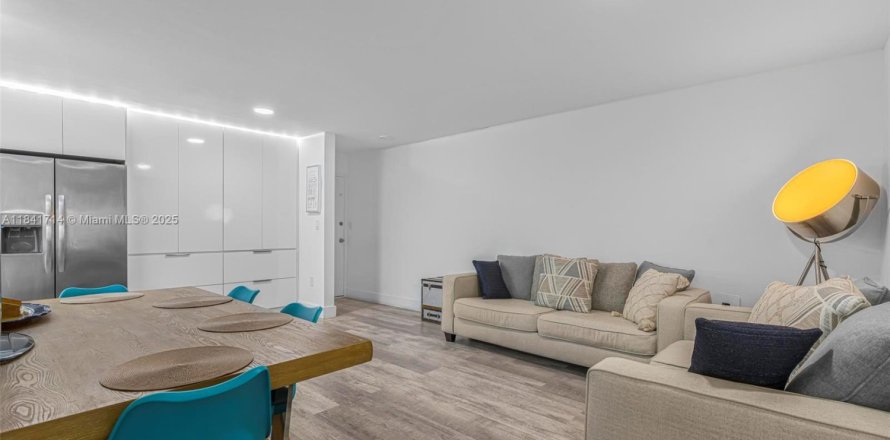 Condo in North Miami, Florida, 2 bedrooms  № 1834196