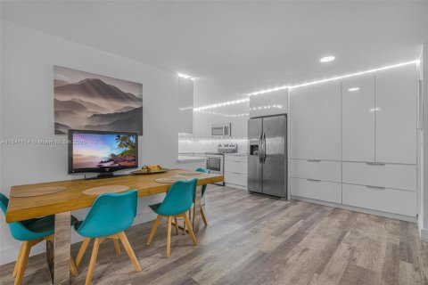 Condo in North Miami, Florida, 2 bedrooms  № 1834196 - photo 4