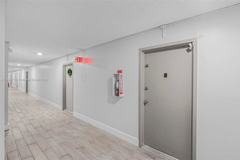 Condo in North Miami, Florida, 2 bedrooms  № 1834196 - photo 20