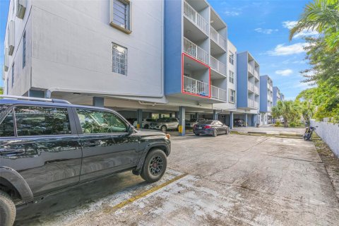 Condo in North Miami, Florida, 2 bedrooms  № 1834196 - photo 15
