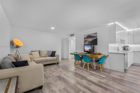 Condo in North Miami, Florida, 2 bedrooms  № 1834196 - photo 21