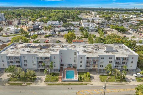 Condo in North Miami, Florida, 2 bedrooms  № 1834196 - photo 2