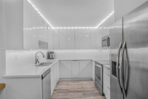 Condo in North Miami, Florida, 2 bedrooms  № 1834196 - photo 5