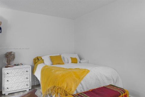 Condo in North Miami, Florida, 2 bedrooms  № 1834196 - photo 12