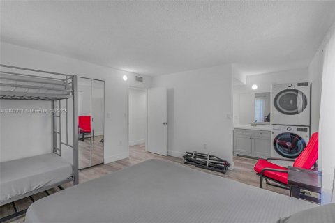 Condo in North Miami, Florida, 2 bedrooms  № 1834196 - photo 9
