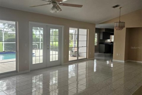 Villa ou maison à louer à Punta Gorda, Floride: 3 chambres, 217.21 m2 № 1909359 - photo 2