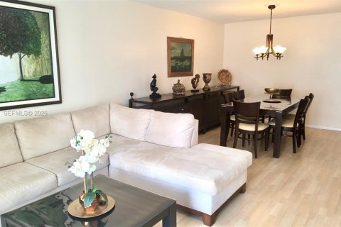 Снять в аренду кондоминиум в Лодердейл-Лейкс, Флорида 2 спальни, 93.83м2, № 2060485 - фото 4