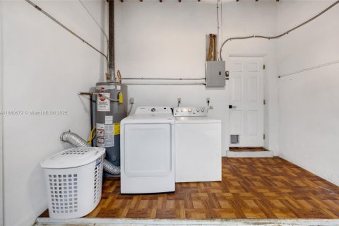 House in Hollywood, Florida 2 bedrooms, 117.43 sq.m. № 1889224 - photo 26