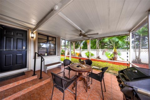 House in Hollywood, Florida 2 bedrooms, 117.43 sq.m. № 1889224 - photo 28