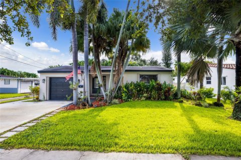 House in Hollywood, Florida 2 bedrooms, 117.43 sq.m. № 1889224 - photo 1
