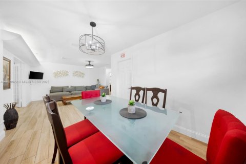 House in Hollywood, Florida 2 bedrooms, 117.43 sq.m. № 1889224 - photo 10