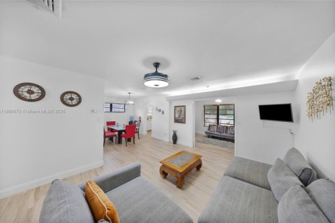 House in Hollywood, Florida 2 bedrooms, 117.43 sq.m. № 1889224 - photo 8