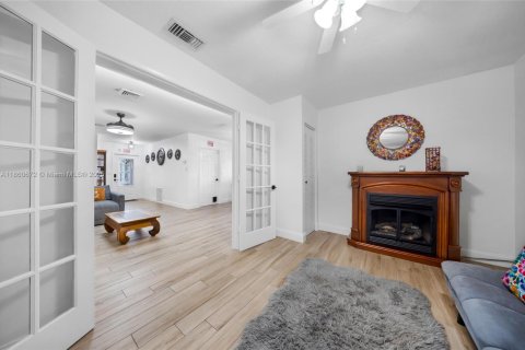 House in Hollywood, Florida 2 bedrooms, 117.43 sq.m. № 1889224 - photo 12