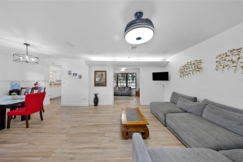 House in Hollywood, Florida 2 bedrooms, 117.43 sq.m. № 1889224 - photo 9