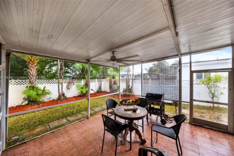 House in Hollywood, Florida 2 bedrooms, 117.43 sq.m. № 1889224 - photo 27