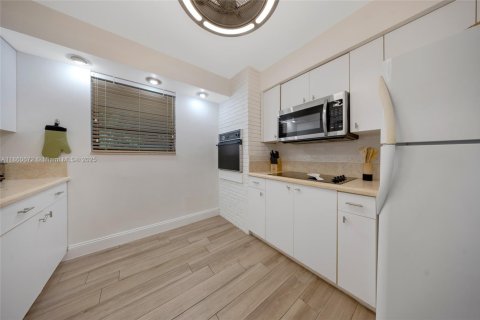 House in Hollywood, Florida 2 bedrooms, 117.43 sq.m. № 1889224 - photo 23