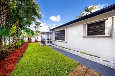 House in Hollywood, Florida 2 bedrooms, 117.43 sq.m. № 1889224 - photo 30