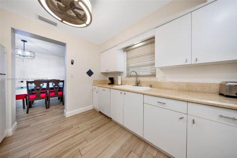 House in Hollywood, Florida 2 bedrooms, 117.43 sq.m. № 1889224 - photo 25