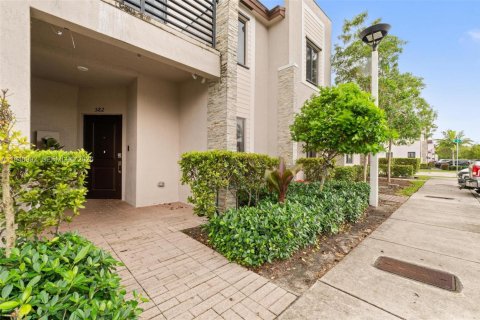 Townhouse in Miami, Florida 3 bedrooms, 154.4 sq.m. № 2005080 - photo 2