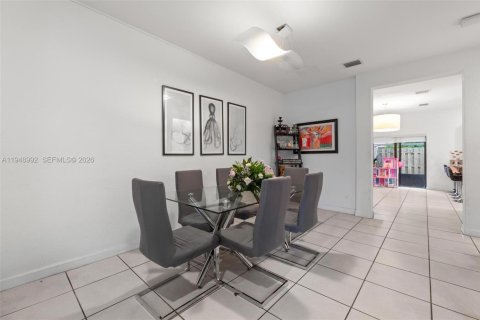 Townhouse in Miami, Florida 3 bedrooms, 154.4 sq.m. № 2005080 - photo 6