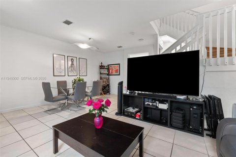 Townhouse in Miami, Florida 3 bedrooms, 154.4 sq.m. № 2005080 - photo 4