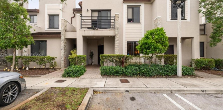 Townhouse in Miami, Florida 3 bedrooms, 154.4 sq.m. № 2005080