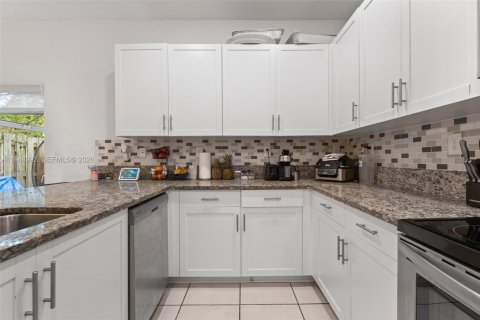 Townhouse in Miami, Florida 3 bedrooms, 154.4 sq.m. № 2005080 - photo 13