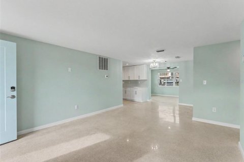 Купить виллу или дом в Гудзон, Флорида 7 комнат, 89.56м2, № 2156822 - фото 17