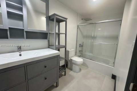 Condo in Miami, Florida, 2 bedrooms  № 1470930 - photo 13